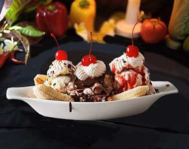 Banana Split Ice Cream Sundae (บานาน่าสปลิทไอศกรีมซนเดย์)