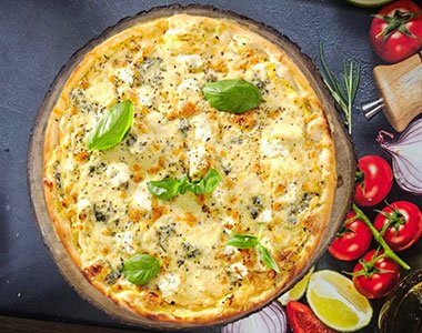Four Cheeses Pizza with Chevre, Mozzarella, Parmesan & Cheddar Cheese (พิซซ่า 4 ชีส)